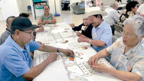 Un grupo de pensionado juega bingo en un centro para la mayoría de edad en Nueva York.
