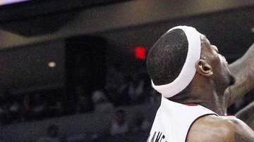 LeBron James (izq.) trata de bloquear a Amare Stoudemire.