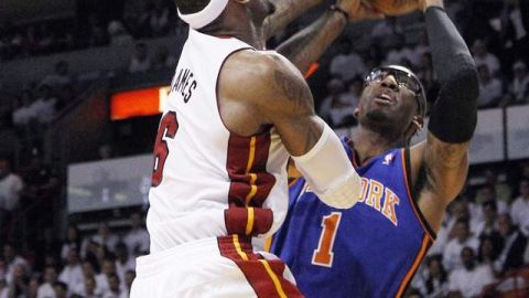 LeBron James (izq.) trata de bloquear a Amare Stoudemire.
