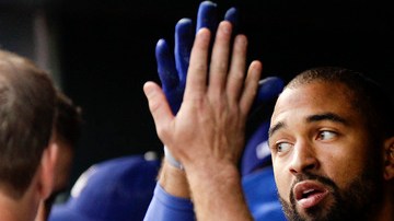 Kemp es felicitado tras pegar un jonrón, luego sería ponchado.