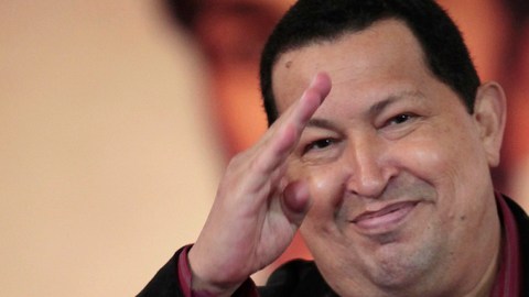 Chávez saluda después de decir que regresa pronto a Cuba para cintinuar con su tratamiento contra el cáncer.