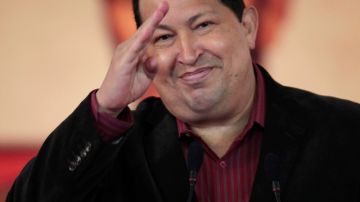 Chávez saluda después de decir que regresa pronto a Cuba para cintinuar con su tratamiento contra el cáncer.