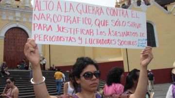 Periodistas, fotógrafos, investigadores y académicos, realizaron una marcha para exigir justicia a la autoridades de Veracruz, por el asesinato de la corresponsal de la revista 'Proceso', Regina Martínez, quien fue asesinada en la víspera del sábado en su domicilio.