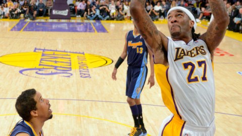 Jordan Hill dispara al aro en su más reciente actuación.