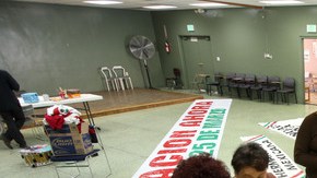 Voluntarios de Hermandad Mexicana Transnacional preparaban sus pancartas ayer en Panorama City.