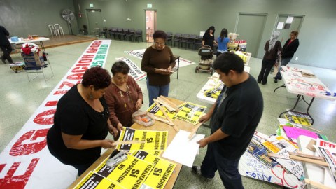 Voluntarios de Hermandad Mexicana Transnacional preparaban sus pancartas ayer en Panorama City.
