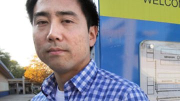 Un profesor a la entrada a la escuela secundaria charter Birmigham, en esta foto del 14 de noviembre de 2011.