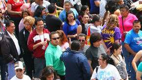 Trabajadores de la limpieza reunidos ayer para revisar la oferta de contrato que la mayoría aprobó con su voto.