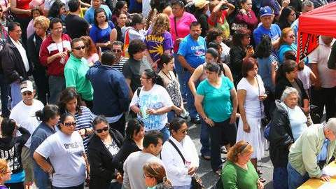 Trabajadores de la limpieza reunidos ayer para revisar la oferta de contrato que la mayoría aprobó con su voto.