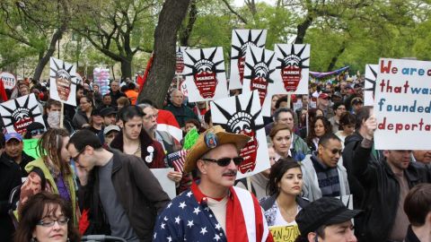 Cientos de personas se preparaban para marchar en el parque Union, cerca del centro de Chicago.