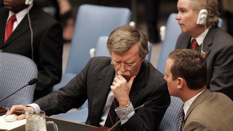 Richard Grenell, derecha, en sus épocas como portavoz de los representantes de EEUU ante la ONU.