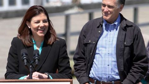 El candidato presidencial republicano Mitt Romney, cuando es presentado por la senadora Kelly Ayotte, en New Hampshire; lo que da a pensar de que podía ser su candidata a la vicepresidencia.