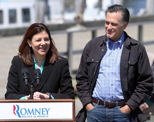El candidato presidencial republicano Mitt Romney, cuando es presentado por la senadora Kelly Ayotte, en New Hampshire; lo que da a pensar de que podía ser su candidata a la vicepresidencia.