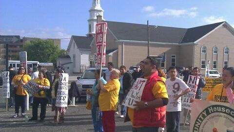 La marcha por el Día del Trabajo en Hempstead, Long Island, contó con decenas de inmigrantes latinos.