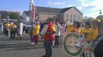 La marcha por el Día del Trabajo en Hempstead, Long Island, contó con decenas de inmigrantes latinos.