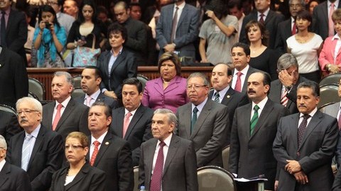 El pleno de la Cámara de Diputados rindió un minuto de silencio en memoria de la periodista Regina Martínez,  asesinada en Veracruz.
