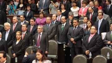 El pleno de la Cámara de Diputados rindió un minuto de silencio en memoria de la periodista Regina Martínez,  asesinada en Veracruz.