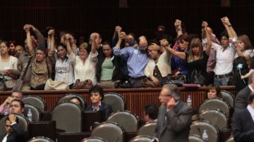 Familiares de víctimas del delito, presentes en la Cámara de Diputados al aprobarse la  Ley General de Víctimas.
