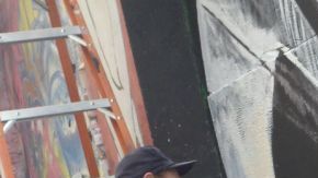 Artista realiza un mural en callejón de San Francisco.