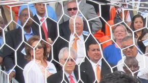 Directivos del Dynamo y funcionarios cortaron el listón inaugural del nuevo estadio en Houston.