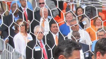 Directivos del Dynamo y funcionarios cortaron el listón inaugural del nuevo estadio en Houston.