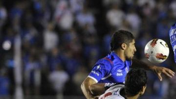 El jugador de Cruz Azul Jesús Altamirano (d) disputa el balón con Pablo Velázquez (i), de Libertad.