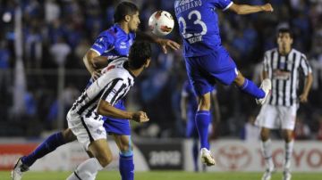 El jugador de Cruz Azul Jesús Altamirano (d) disputa el balón con Pablo Velázquez (i), de Libertad.