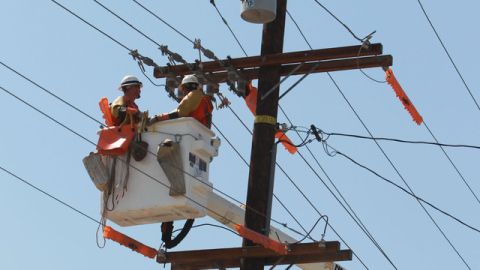 El corte de energía eléctrica provocó graves pérdidas a los comercios e industrias de los dos países.
