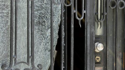 Un policía custodiaba ayer la sede de la Unión Europea en Buenos Aires, Argentina, donde se detonó un explosivo.