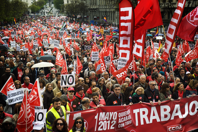 Decenas de miles de españoles inundaron las calles de   ciudades de España para protestar contra el alto índice de desempleo.