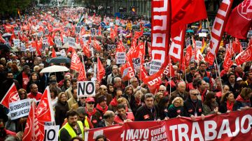 Decenas de miles de españoles inundaron las calles de   ciudades de España para protestar contra el alto índice de desempleo.