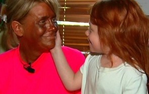 La madre es una mujer caucásica adicta al bronceado.