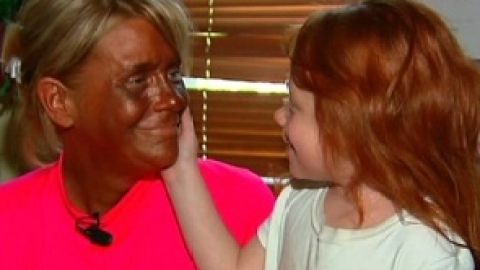 La madre es una mujer caucásica adicta al bronceado.