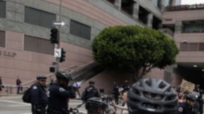 Un policía hace señales a otros oficiales durante una manifestación del Primero de Mayo en Los Ángeles.