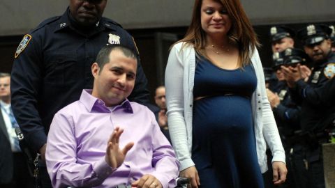 El agente Eder Loor estuvo junto a su esposa Dina, quien carga en su vientre un varoncito.