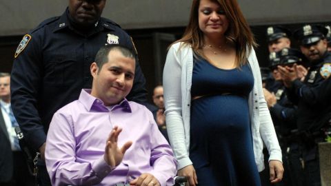 El agente Eder Loor estuvo junto a su esposa Dina, quien carga en su vientre un varoncito.