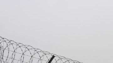 La ley prohibirá al estado, condados y municipios de Illinois la contratación de empresas privadas para administrar centros de detención.