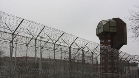 La ley prohibirá al estado, condados y municipios de Illinois la contratación de empresas privadas para administrar centros de detención.