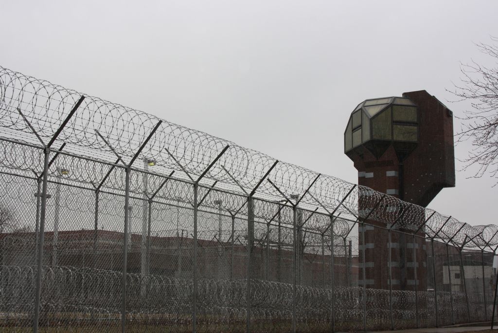 La ley prohibirá al estado, condados y municipios de Illinois la contratación de empresas privadas para administrar centros de detención.