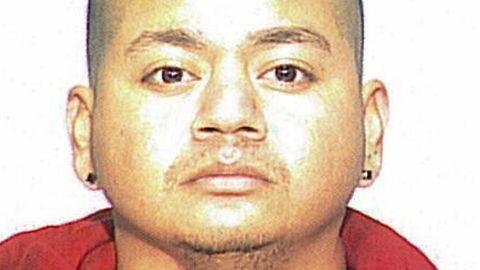 El NYPD suministró hoy una foto de uno de los sospechosos, un hispano a quien identificaron como Julián Rodríguez, de 5'7" de estatura, 169 libras, pelo corto negro y piel trigueña. Sobre el otro sospechoso no se ofrecieron detalles.