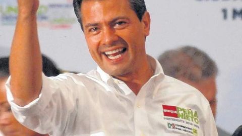 Enrique Peña Nieto saludaba ayer a  miembros  de la Confederación de Trabajadores de México en una celebración del Día del Trabajo.