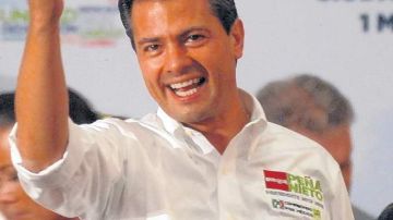 Enrique Peña Nieto saludaba ayer a  miembros  de la Confederación de Trabajadores de México en una celebración del Día del Trabajo.