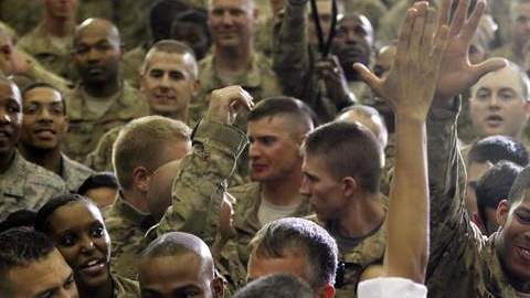 El presidente Obama saluda a un soldado estadounidense luego de  llegar de imprevisto a la base aérea  Bagram en Afganistán.