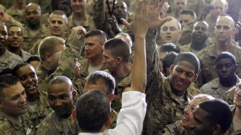 El presidente Obama saluda a un soldado estadounidense luego de llegar de imprevisto a la base aérea Bagram en Afganistán.