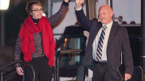 La congresista Gabrielle Giffords en compañía de su esposo, el astronáuta Mark Kelly.