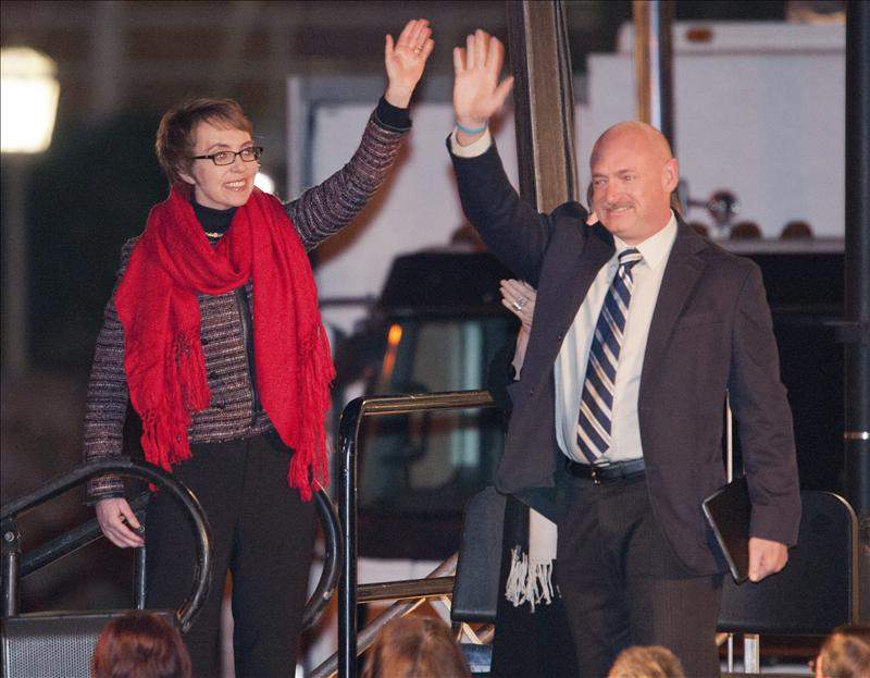 La congresista Gabrielle Giffords en compañía de su esposo, el astronáuta Mark Kelly.