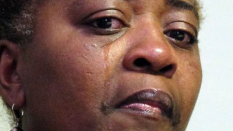 Aletha Smith, madre de camionero Jabin Bogan, que fue detenido con 268 mil balas en México, hace una pausa durante una conferencia de prensa en El Paso, Texas.