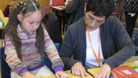 Los programas dirigidos a los niños aislados lingüísticamente son una forma efectiva para cerrar la brecha de aprendizaje.