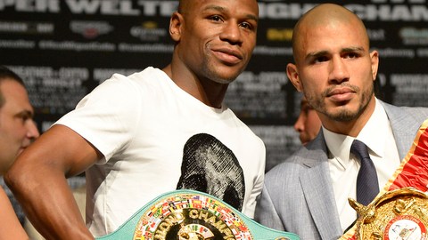 Mayweather Jr. y Miguel Cotto posan durante la conferencia  de cara a su pelea de este sábado por el título Diamante de la CMB.