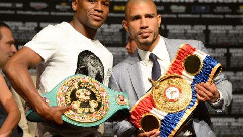 Mayweather Jr. y Miguel Cotto posan durante la conferencia de cara a su pelea de este sábado por el título Diamante de la CMB.